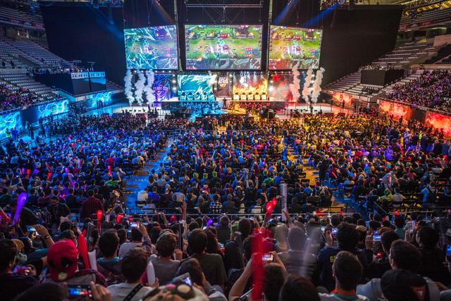 团队之间的实力差距太大了！你认为 LPL 应该减少名额吗？